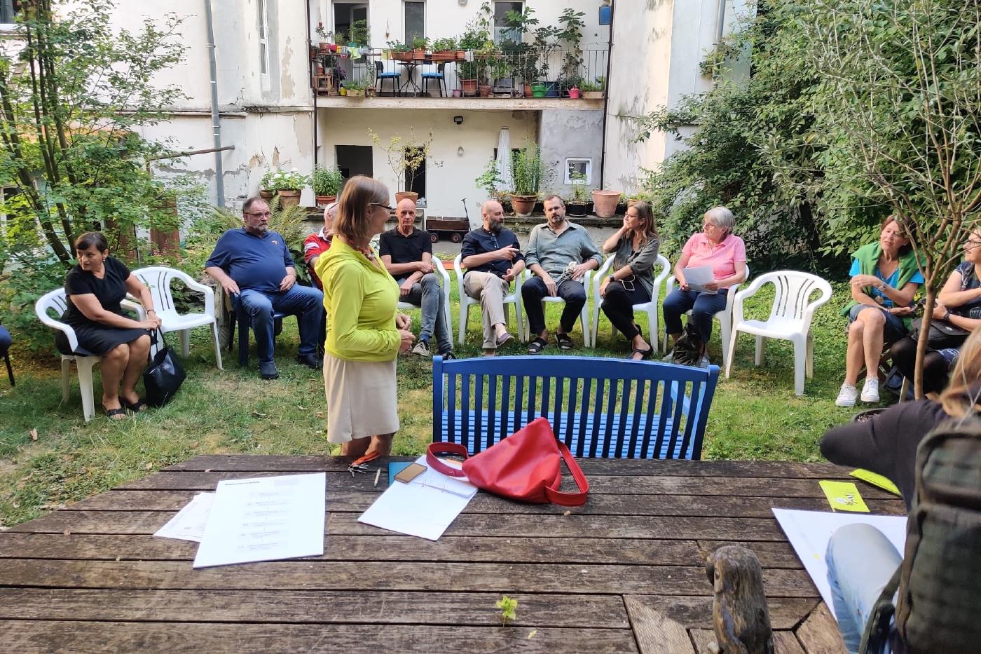 Teilnehmende an einem Workshop-Tisch mit großformatiger Quartierskarte und Papier-Prototypen