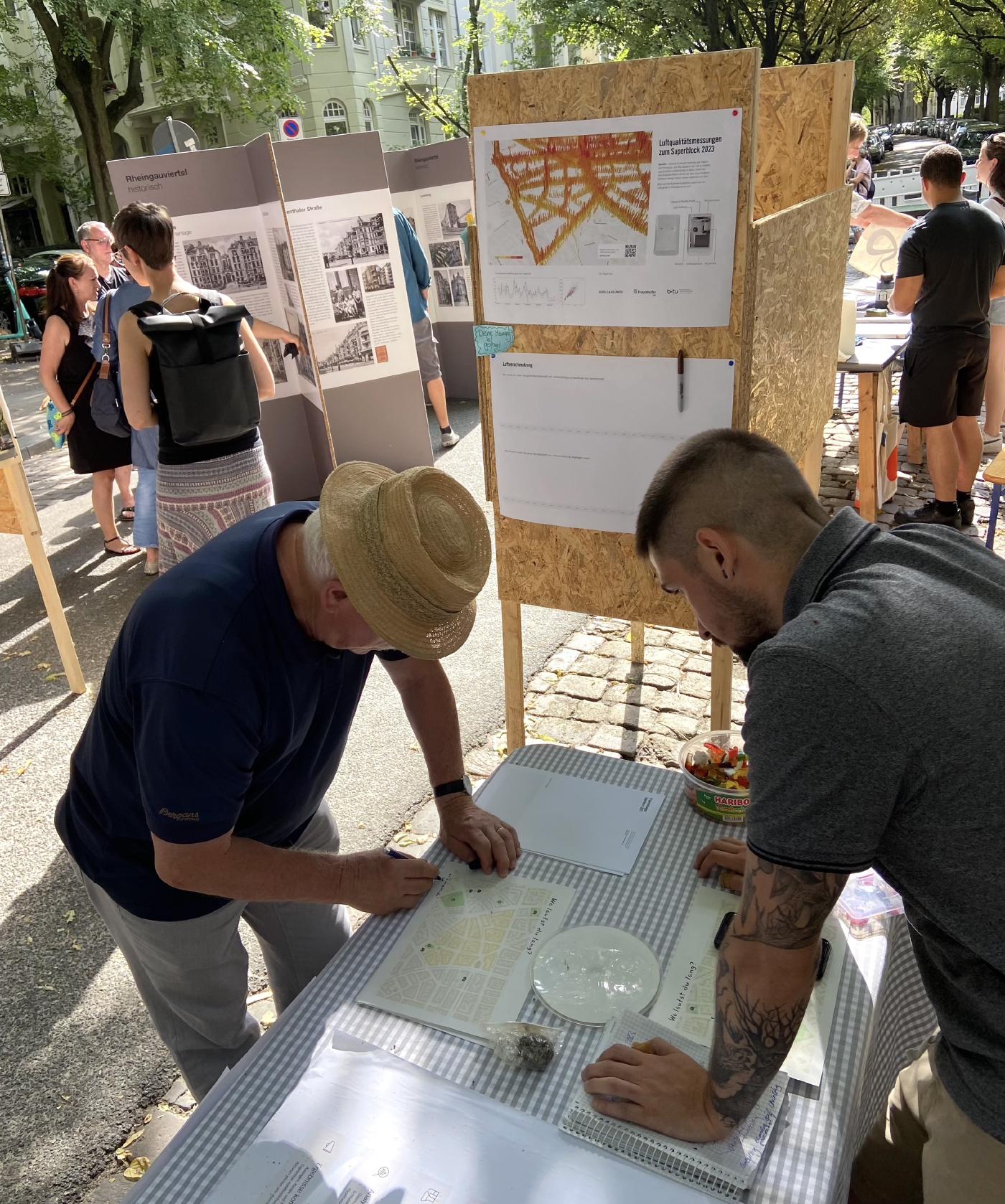 Teilnehmende markieren am Infostand Messorte auf der Stadtteilkarte