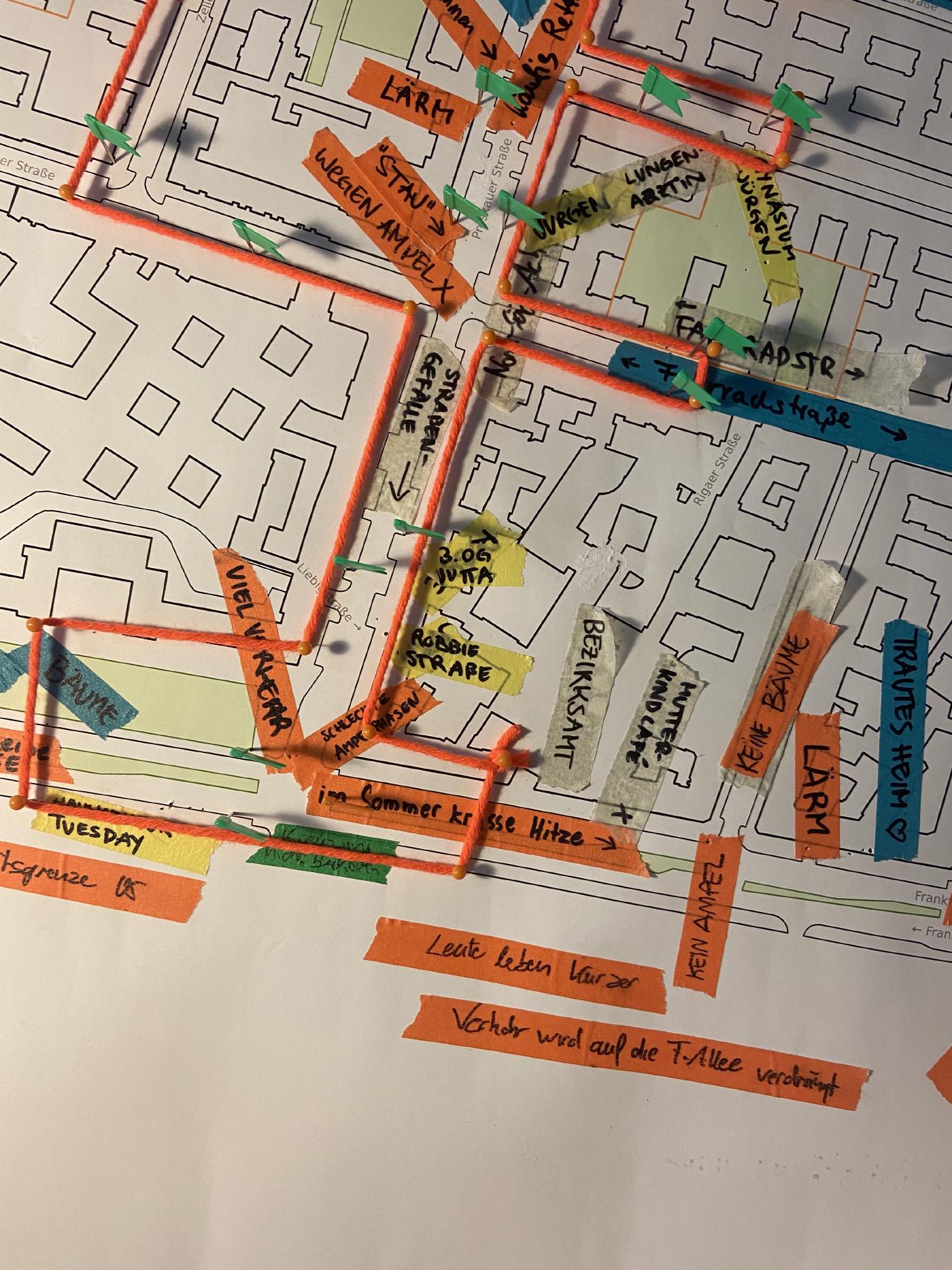 Mit Klebeband und Notizen annotierte Stadtteilkarte aus einem Workshop